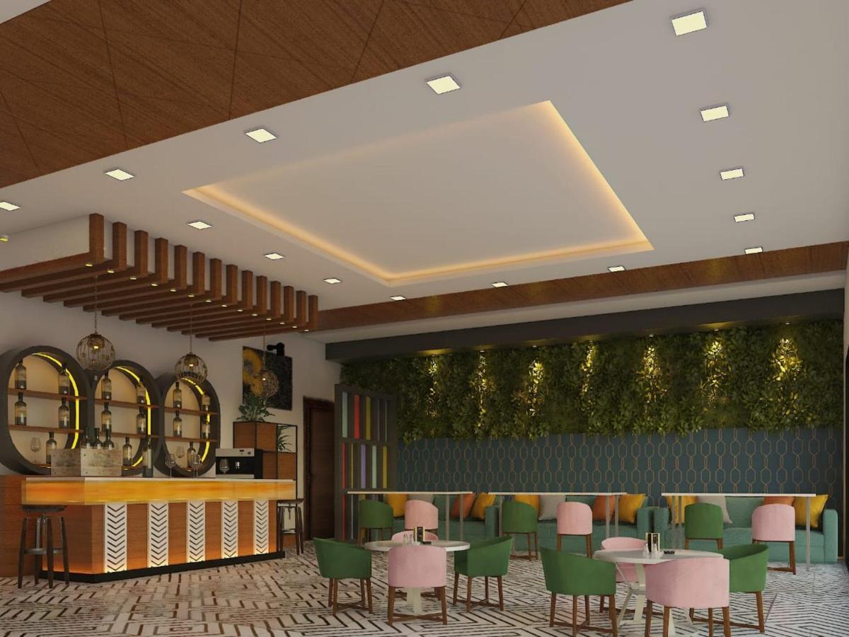 Hotel Savitri Signature Narsinghpur Exteriör bild